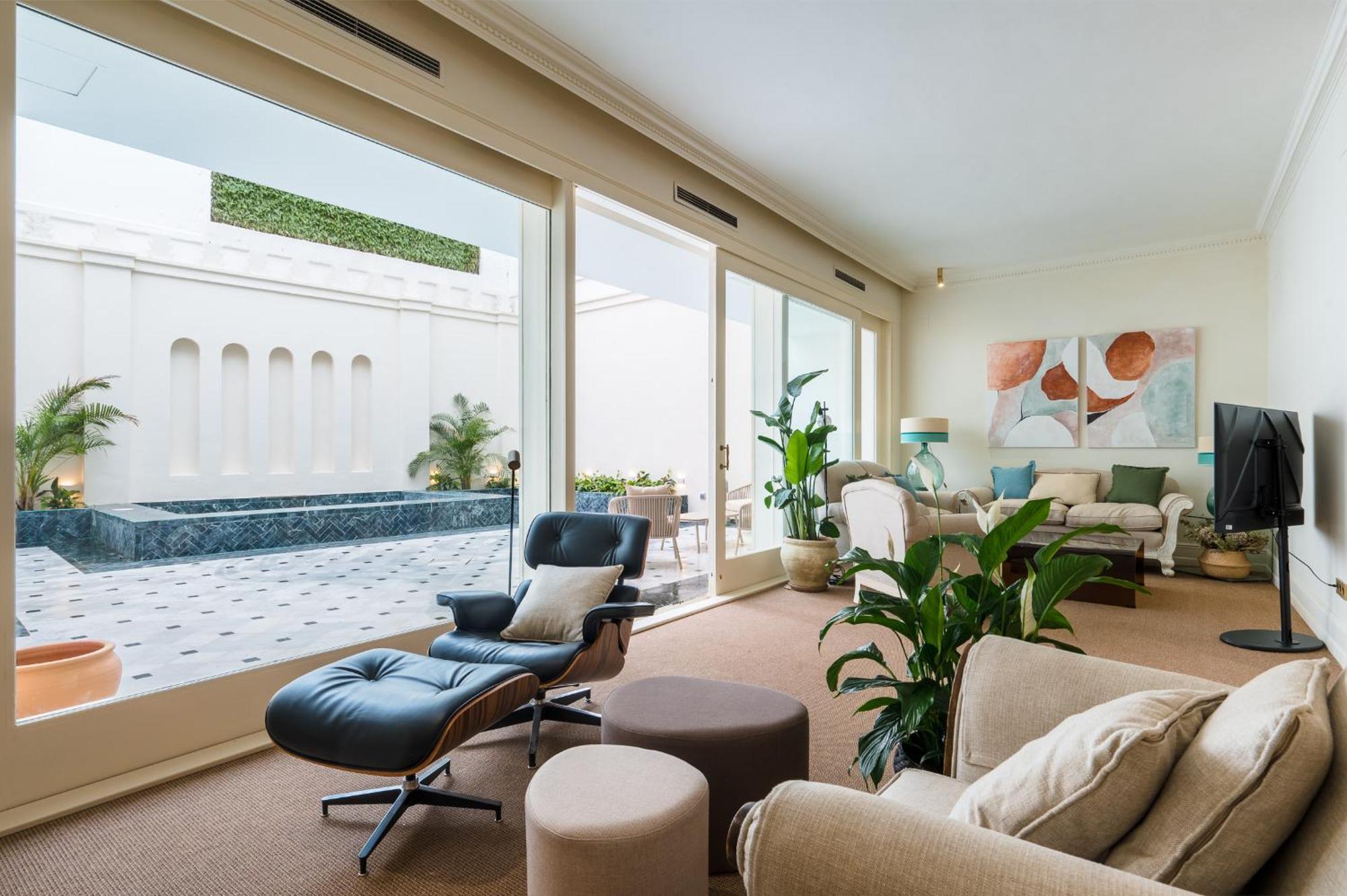 Luxurious With Andalusian Patio And Pool, Facing The Cathedral