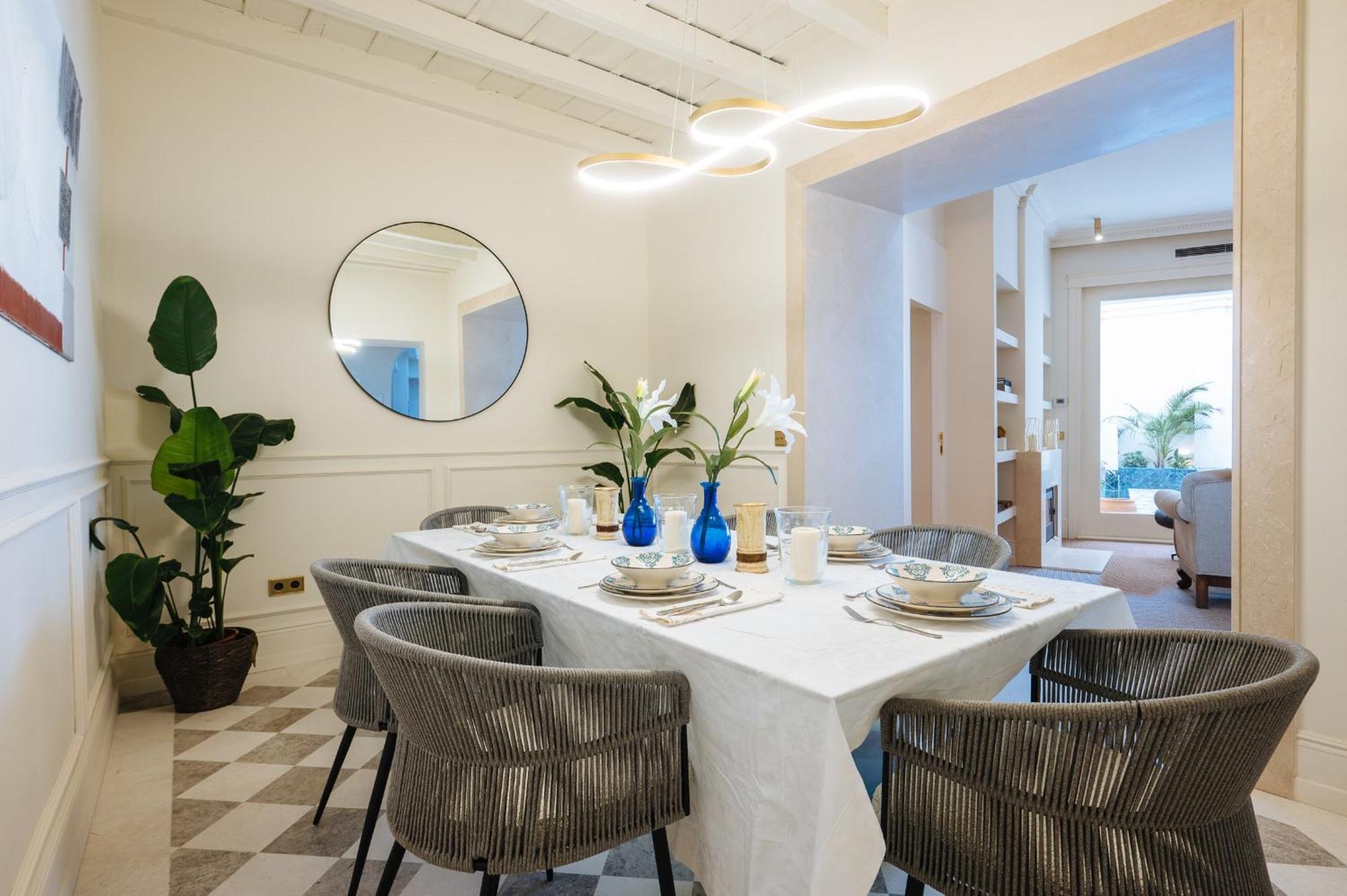 Luxurious With Andalusian Patio And Pool, Facing The Cathedral *