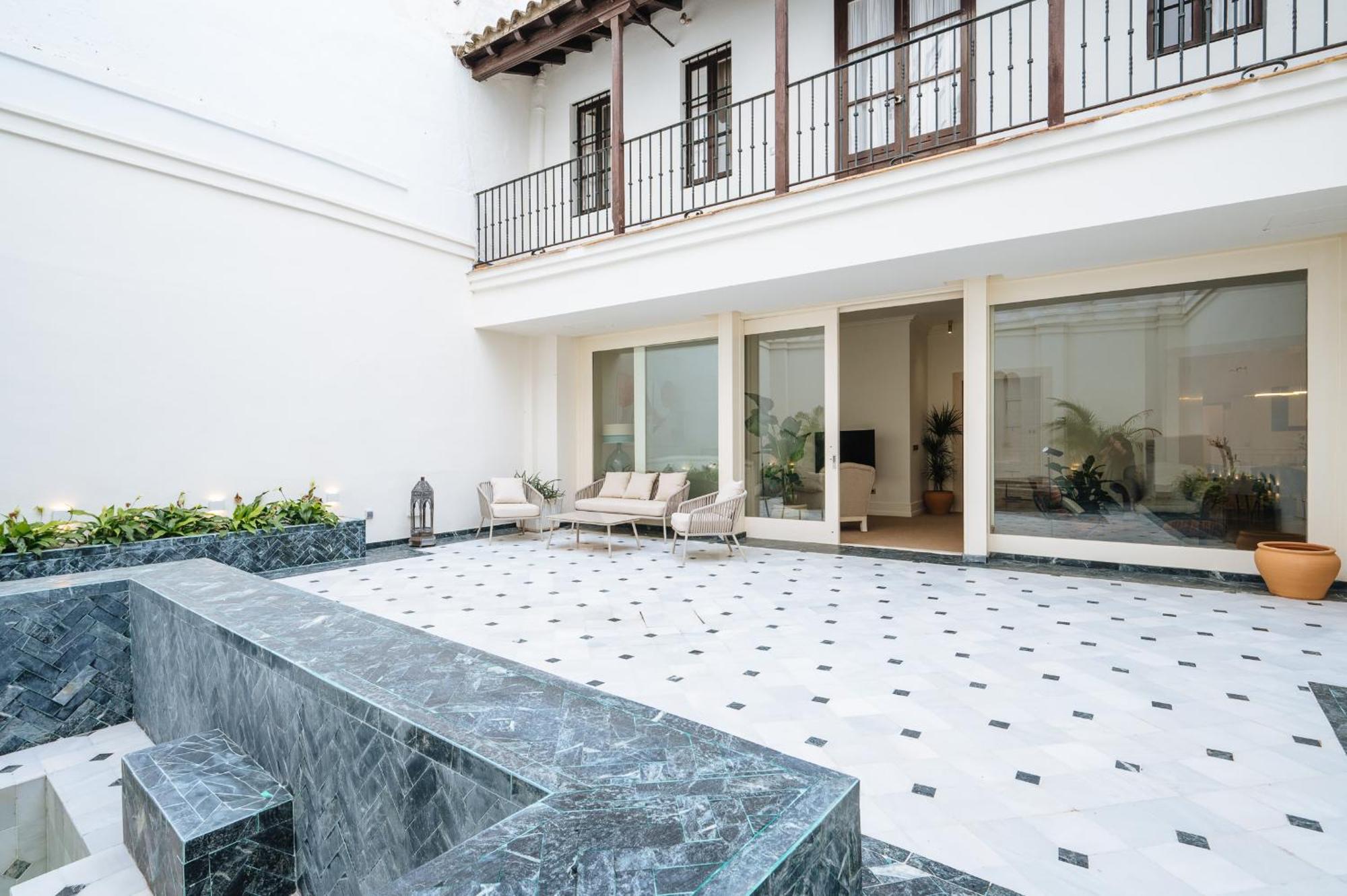 Luxurious With Andalusian Patio And Pool, Facing The Cathedral Apartment *
