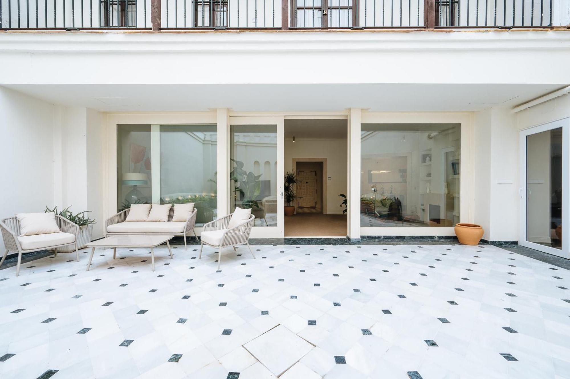 Luxurious With Andalusian Patio And Pool, Facing The Cathedral Apartment *
